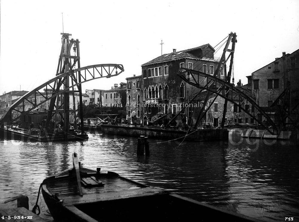  Operazioni di montaggio della centina metallica preliminari alla costruzione del ponte, 4 maggio 1934 (fotografia Studio Giacomelli). 