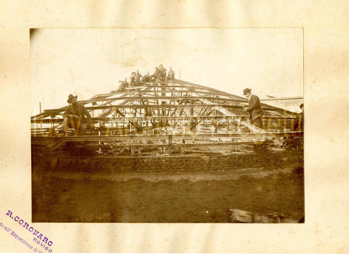  Fotografia, realizzata dallo Studio R.Coronaro, della copertura del teatro Sociale di Rovigo in costruzione, 1903 ca 